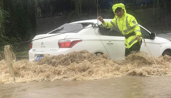 綿陽(yáng)：洪水漫上路面 過(guò)夜小車(chē)險(xiǎn)被沖河里